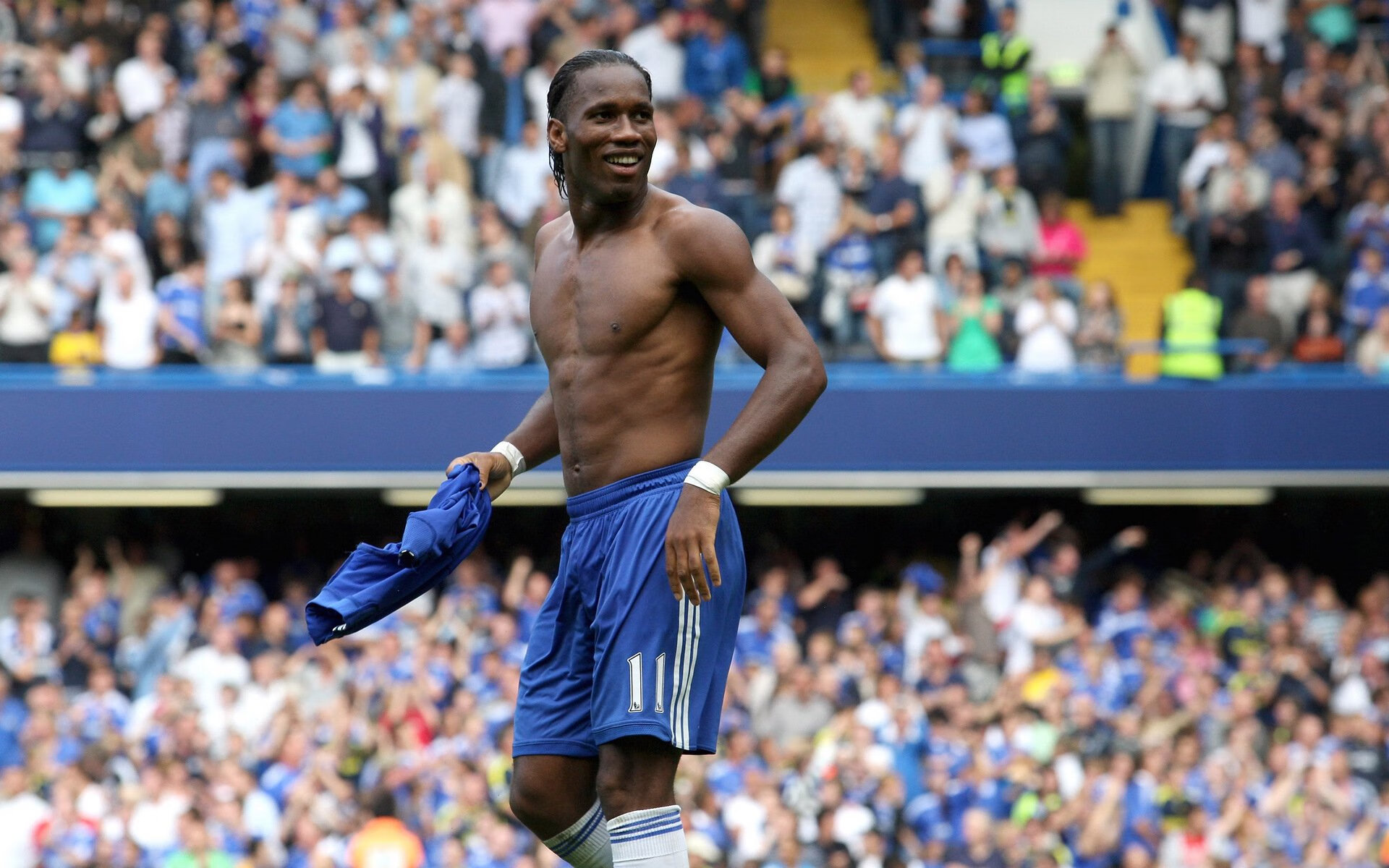 “健力运动：高新体育中心赛场见证力量与毅力的极限较量”